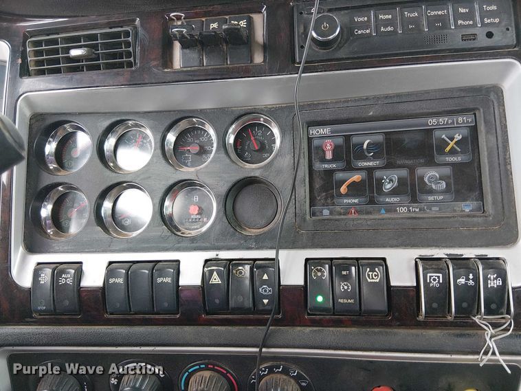 image for item EE5244 2013 Kenworth T660 semi truck