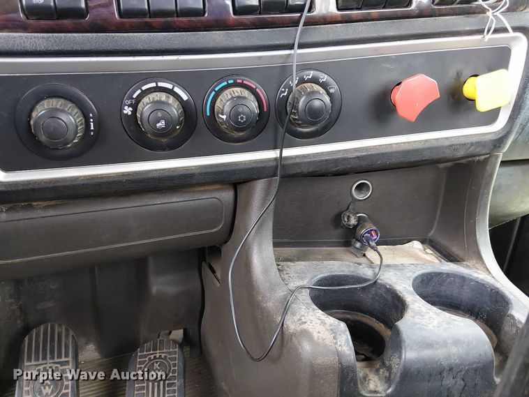 image for item EE5244 2013 Kenworth T660 semi truck