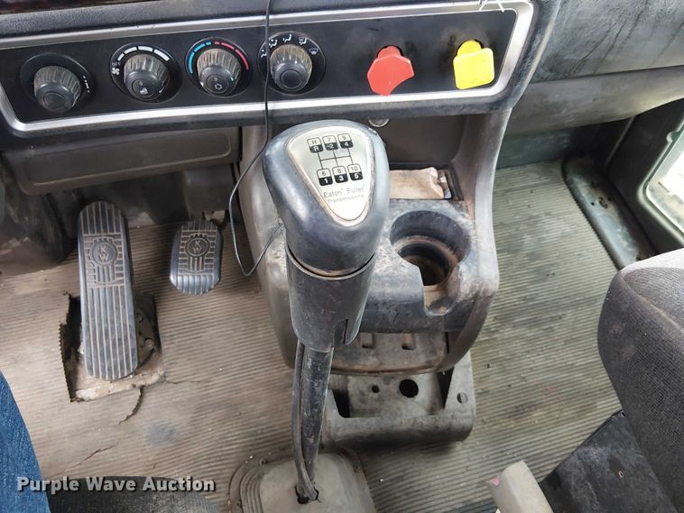 image for item EE5244 2013 Kenworth T660 semi truck
