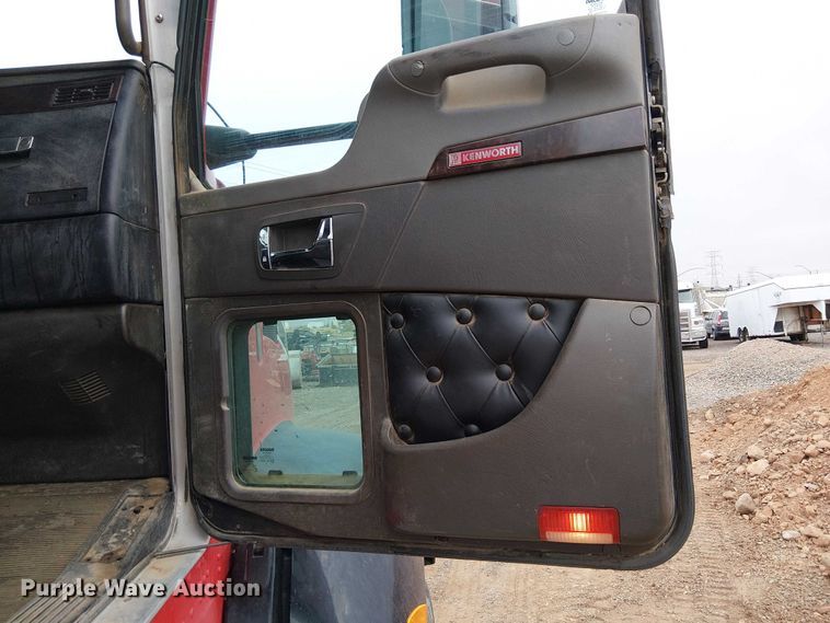 image for item EE5244 2013 Kenworth T660 semi truck