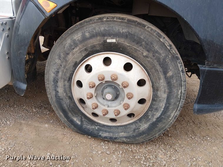image for item EE5244 2013 Kenworth T660 semi truck