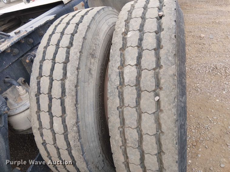 image for item EE5244 2013 Kenworth T660 semi truck