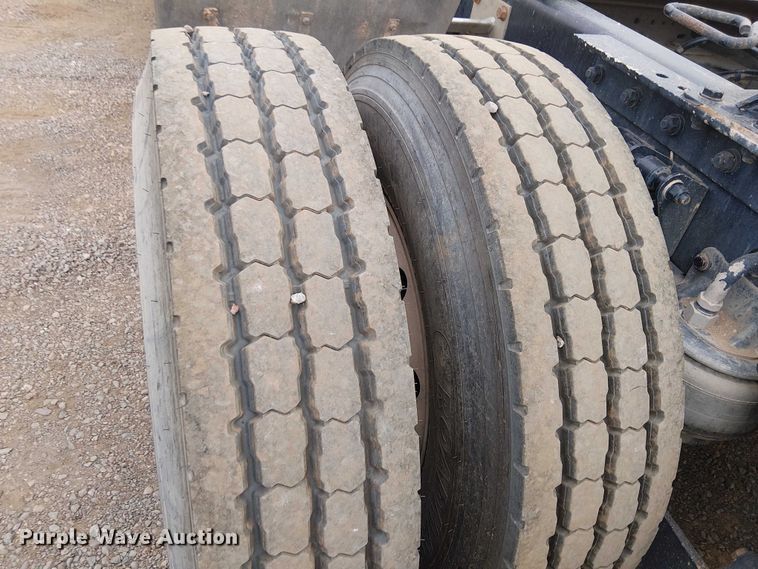 image for item EE5244 2013 Kenworth T660 semi truck