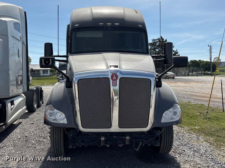 image for item EF1091 2016 Kenworth T680 semi truck