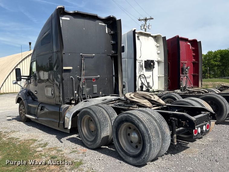 image for item EF1091 2016 Kenworth T680 semi truck