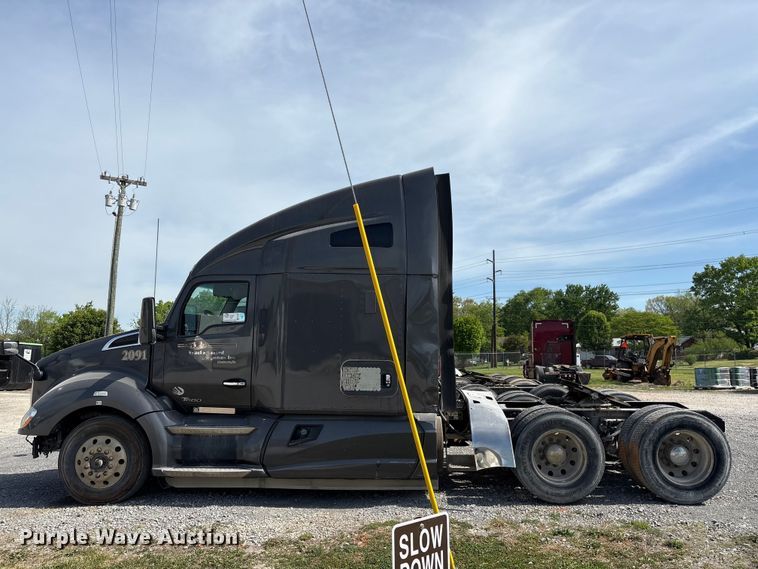 image for item EF1091 2016 Kenworth T680 semi truck