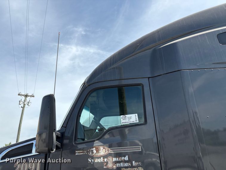 image for item EF1091 2016 Kenworth T680 semi truck