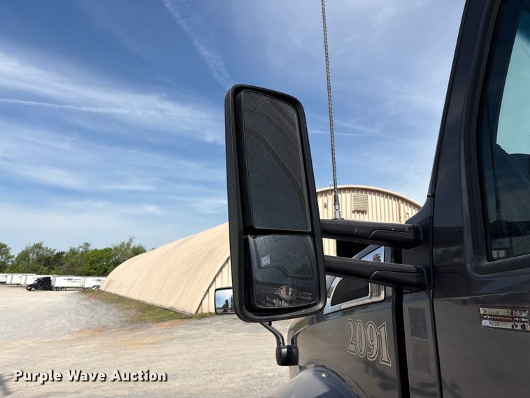 image for item EF1091 2016 Kenworth T680 semi truck