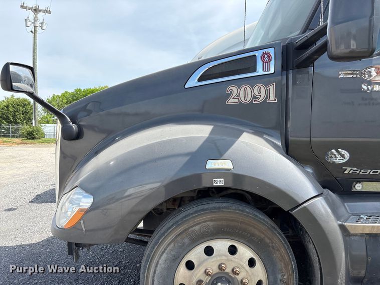 image for item EF1091 2016 Kenworth T680 semi truck