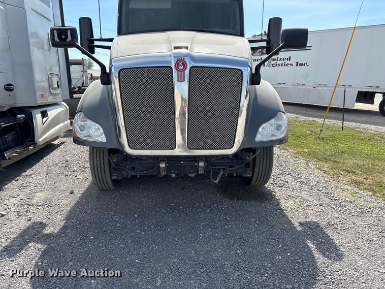 image for item EF1091 2016 Kenworth T680 semi truck