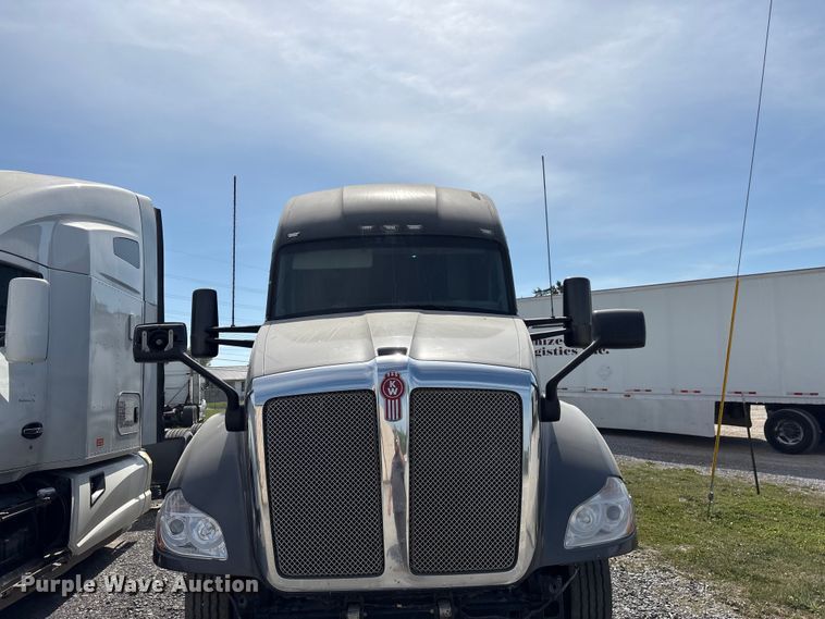 image for item EF1091 2016 Kenworth T680 semi truck