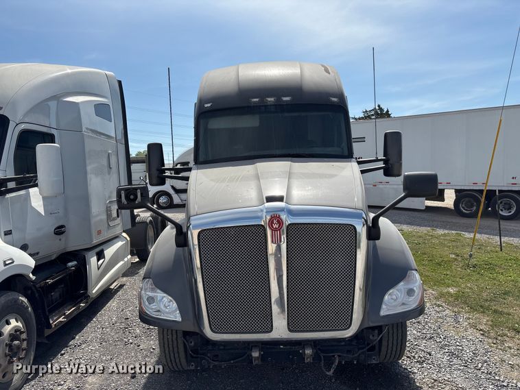 image for item EF1091 2016 Kenworth T680 semi truck