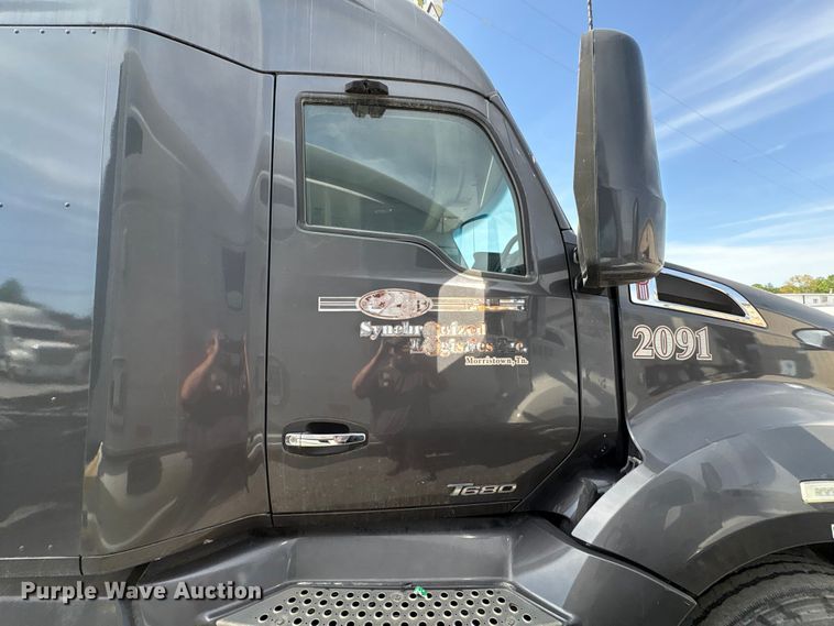 image for item EF1091 2016 Kenworth T680 semi truck