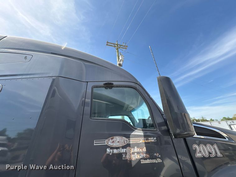 image for item EF1091 2016 Kenworth T680 semi truck