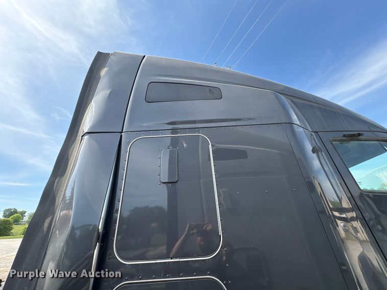 image for item EF1091 2016 Kenworth T680 semi truck
