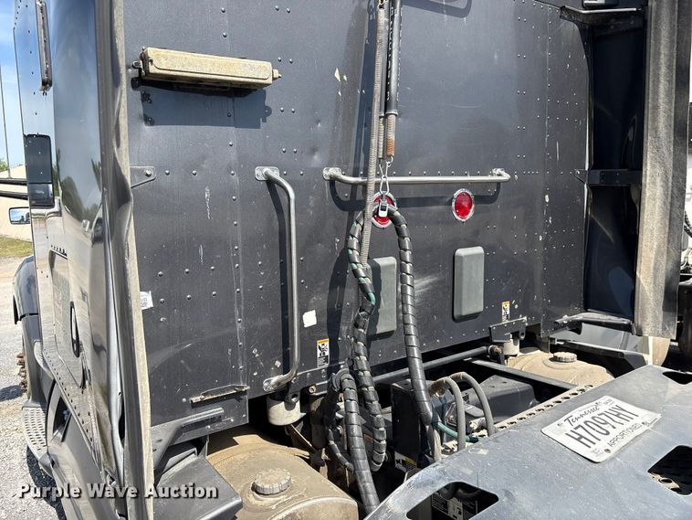 image for item EF1091 2016 Kenworth T680 semi truck