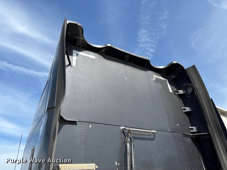 image for item EF1091 2016 Kenworth T680 semi truck