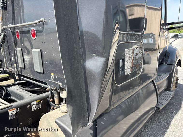 image for item EF1091 2016 Kenworth T680 semi truck