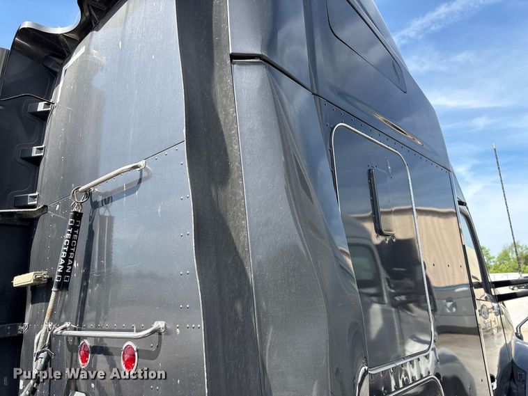 image for item EF1091 2016 Kenworth T680 semi truck
