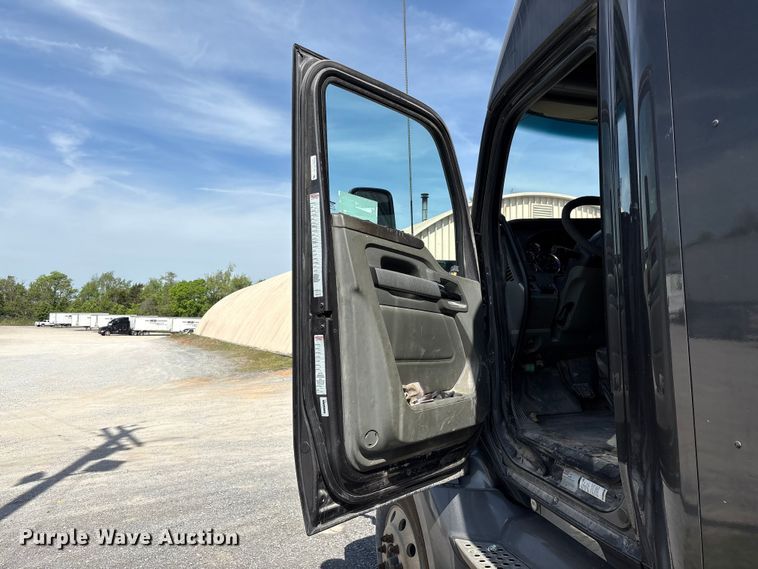 image for item EF1091 2016 Kenworth T680 semi truck