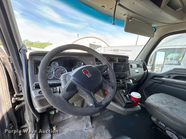 image for item EF1091 2016 Kenworth T680 semi truck