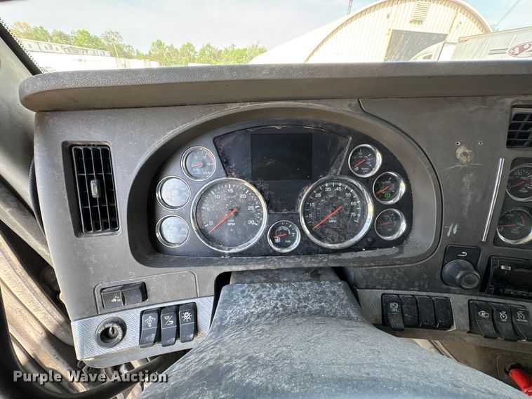 image for item EF1091 2016 Kenworth T680 semi truck