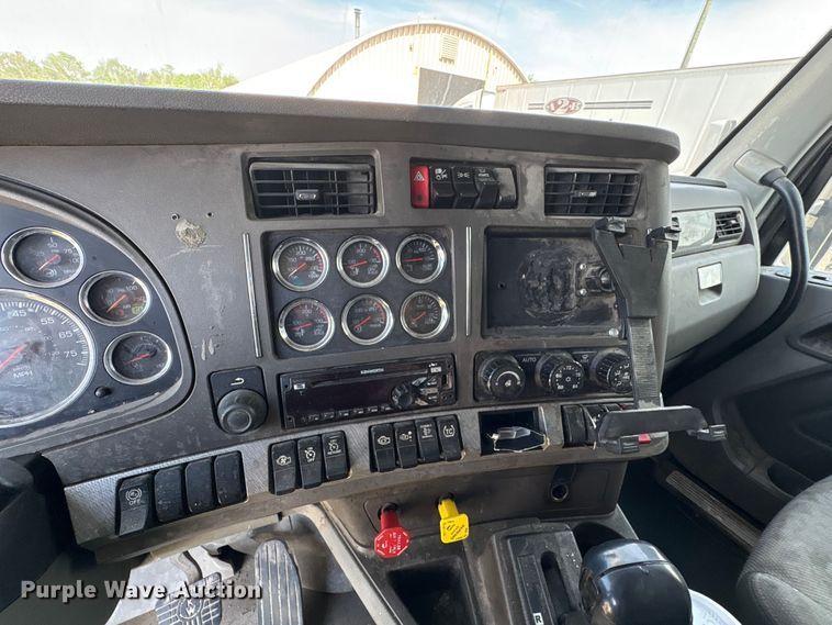 image for item EF1091 2016 Kenworth T680 semi truck