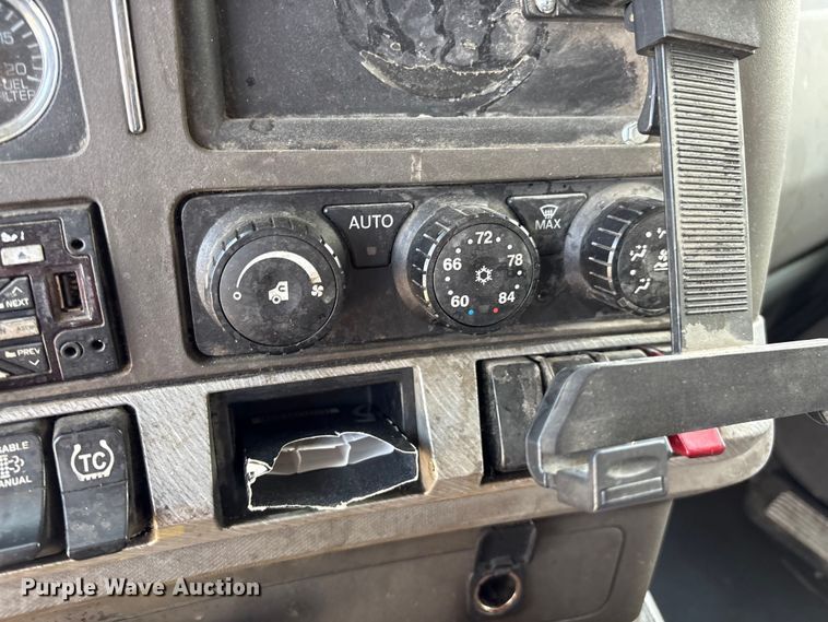 image for item EF1091 2016 Kenworth T680 semi truck