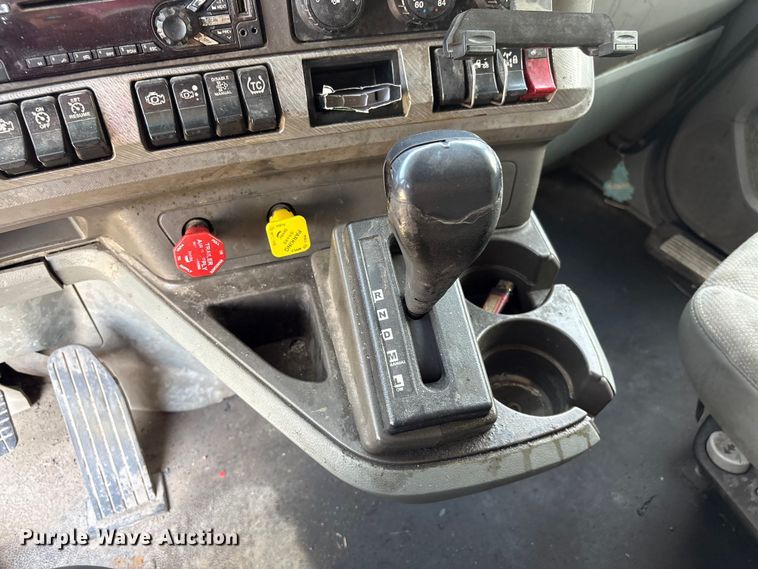 image for item EF1091 2016 Kenworth T680 semi truck