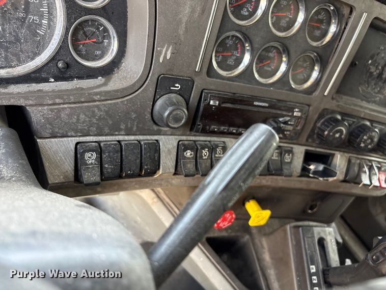 image for item EF1091 2016 Kenworth T680 semi truck
