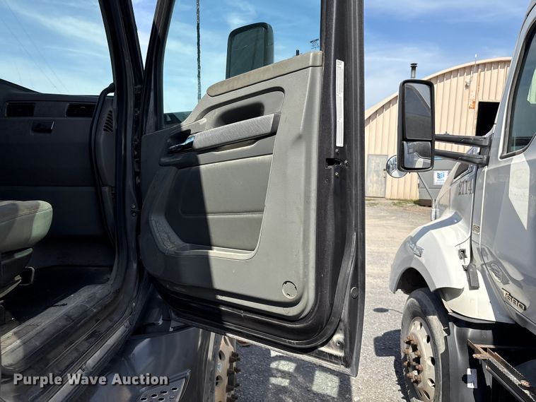 image for item EF1091 2016 Kenworth T680 semi truck