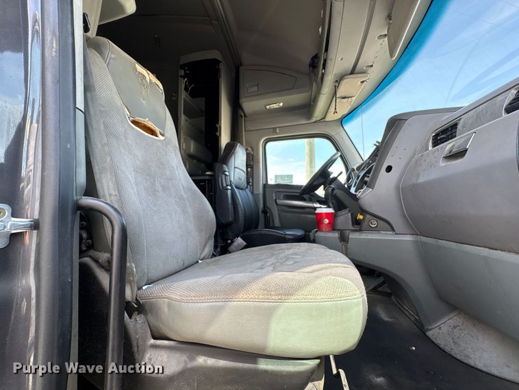 image for item EF1091 2016 Kenworth T680 semi truck