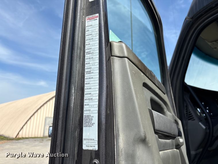 image for item EF1091 2016 Kenworth T680 semi truck