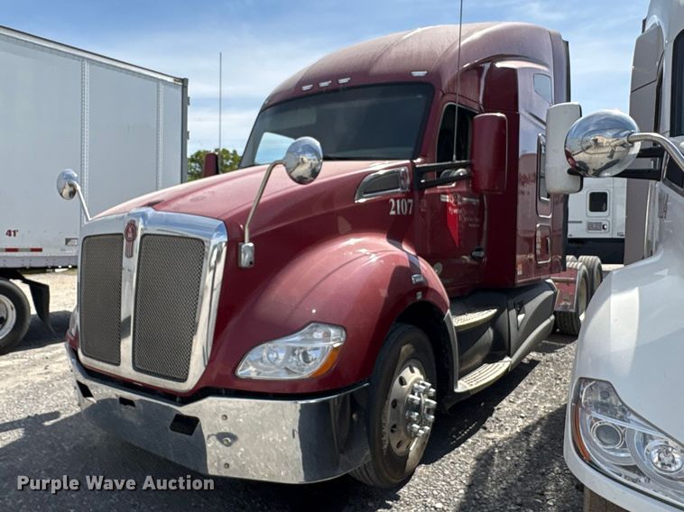 image for item EF1092 2015 Kenworth T680 semi truck