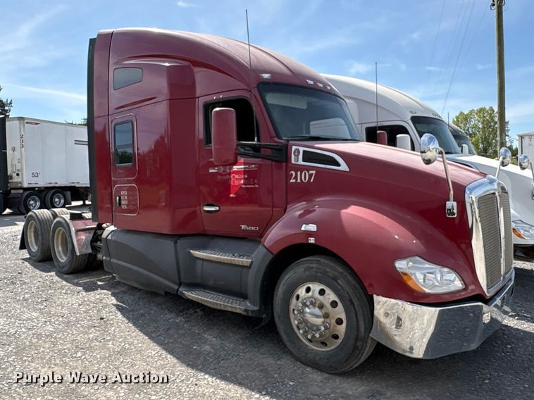 image for item EF1092 2015 Kenworth T680 semi truck