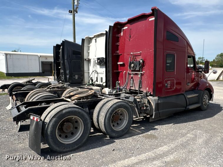 image for item EF1092 2015 Kenworth T680 semi truck