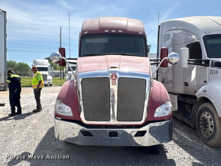 image for item EF1092 2015 Kenworth T680 semi truck