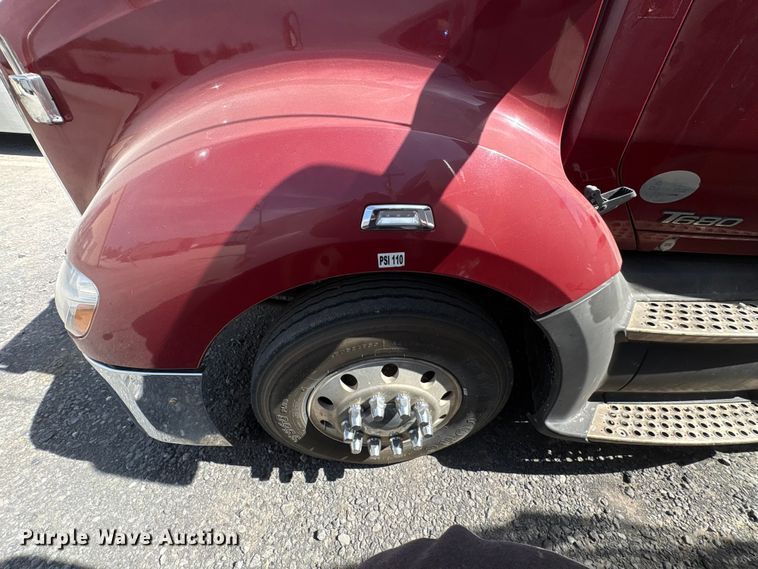 image for item EF1092 2015 Kenworth T680 semi truck