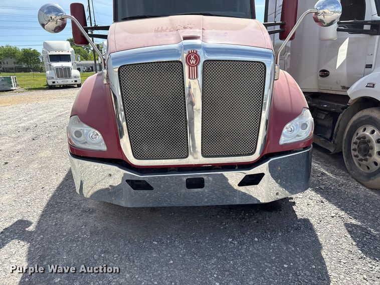 image for item EF1092 2015 Kenworth T680 semi truck