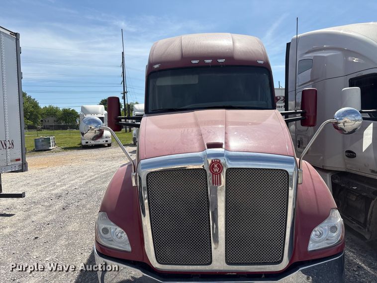 image for item EF1092 2015 Kenworth T680 semi truck