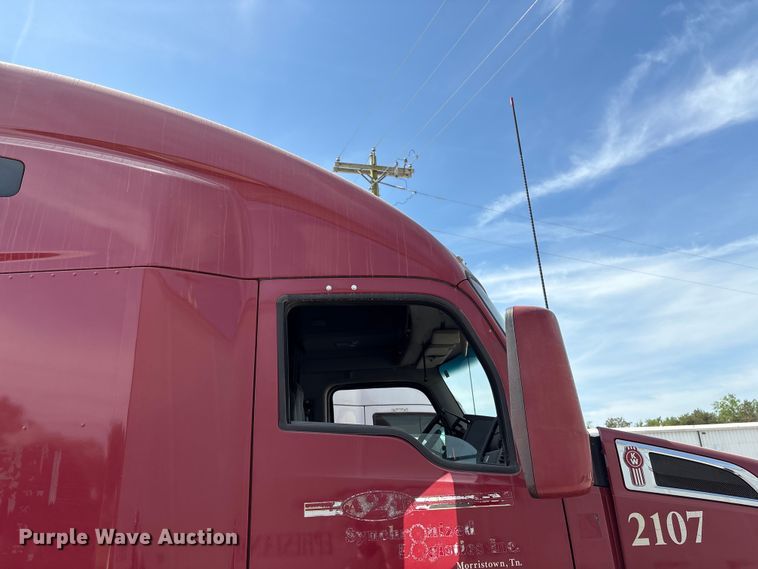 image for item EF1092 2015 Kenworth T680 semi truck