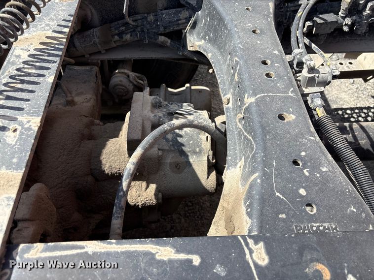 image for item EF1092 2015 Kenworth T680 semi truck
