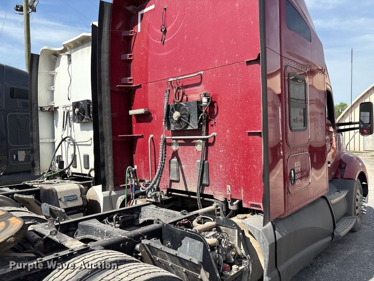 image for item EF1092 2015 Kenworth T680 semi truck