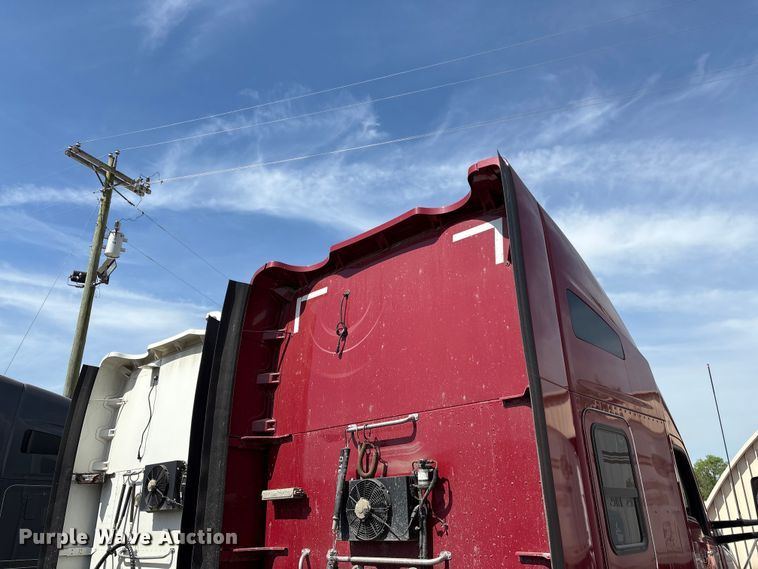 image for item EF1092 2015 Kenworth T680 semi truck