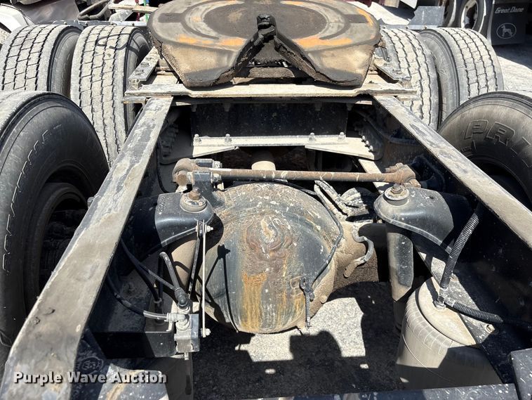 image for item EF1092 2015 Kenworth T680 semi truck