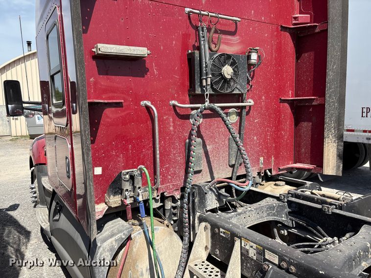 image for item EF1092 2015 Kenworth T680 semi truck