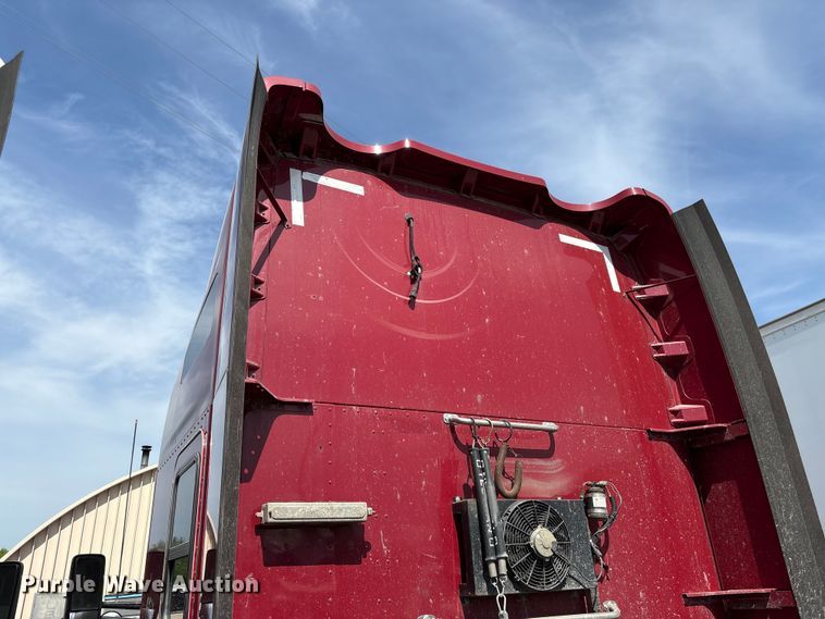 image for item EF1092 2015 Kenworth T680 semi truck