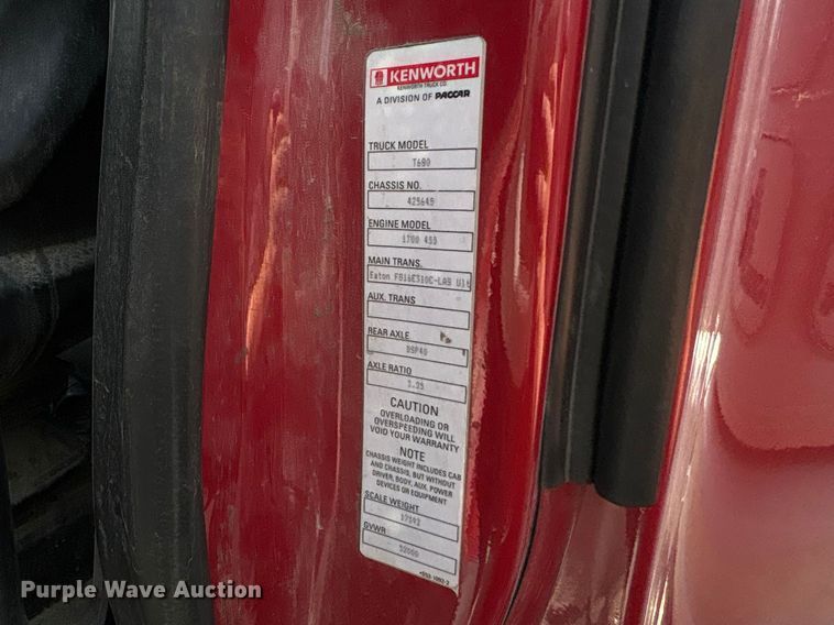 image for item EF1092 2015 Kenworth T680 semi truck