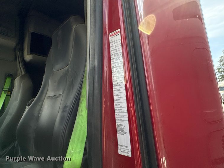 image for item EF1092 2015 Kenworth T680 semi truck
