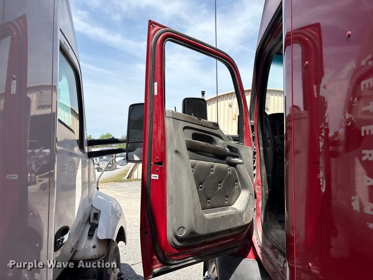 image for item EF1092 2015 Kenworth T680 semi truck